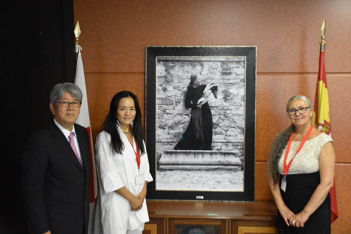 Naemi Ueta - embajada-de-japon-en-espana-en-la-habitacion-del-embajador-con-la-obra-fotografica-de-naemi-ueta-29agosto2019-s.jpg